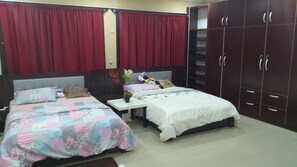 Habitación cuádruple superior, 2 camas matrimoniales | Ropa de cama de alta calidad y escritorio 