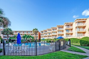 Exterior - AT The BEACH: OCEAN VIEW Condo, remodeled, HEATED Pools, Hot Tub and more.. (Galveston)