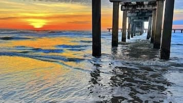 Plage, chaises longues, serviettes de plage