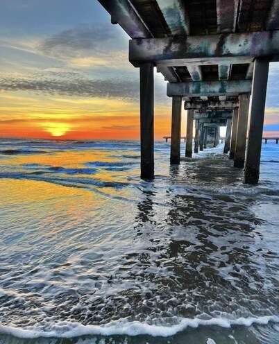 AT The BEACH: OCEAN VIEW Condo, remodeled, HEATED Pools, Hot Tub and more..