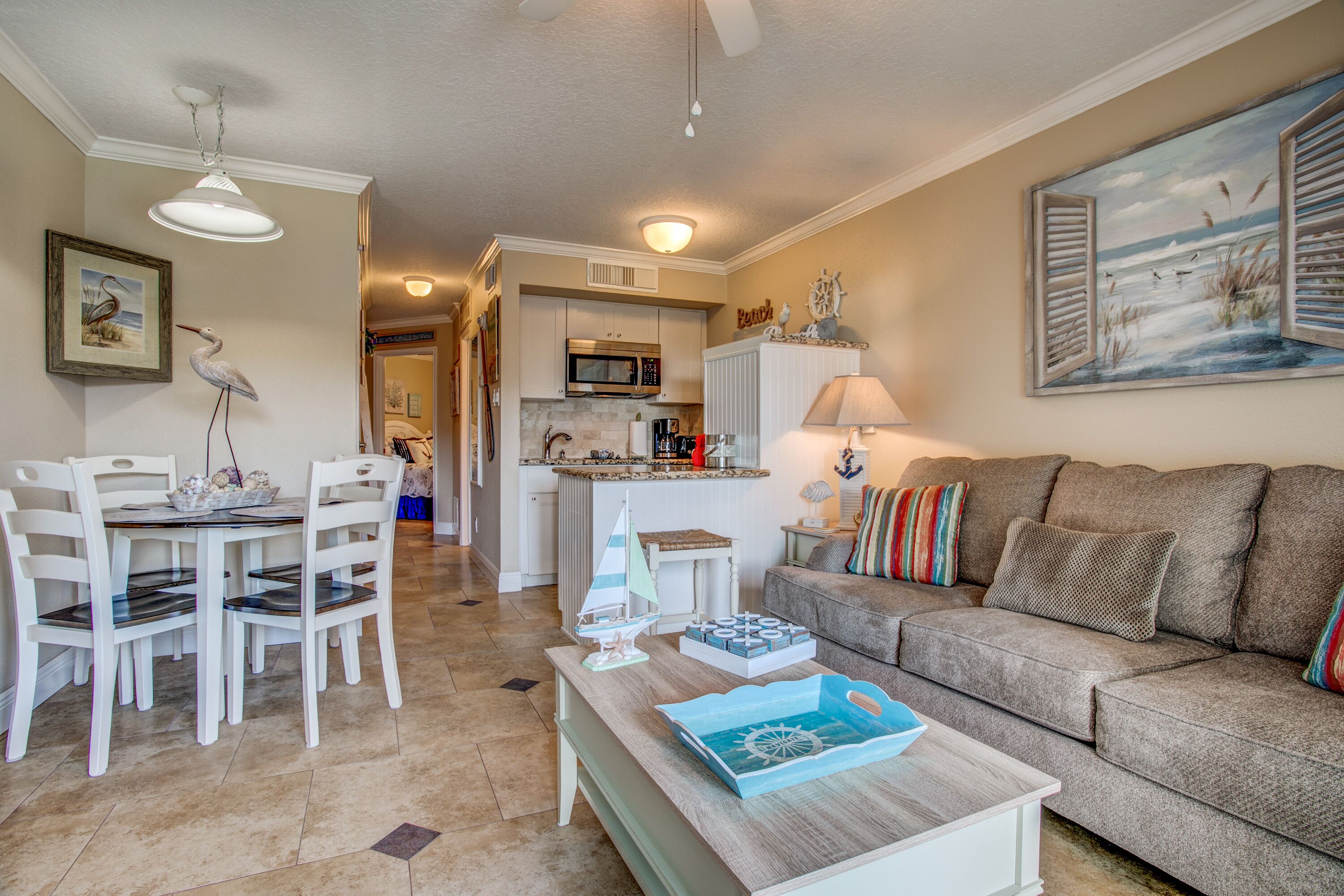 Smart TV, libros, monitor de computadora y impresora 