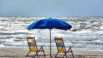 En la playa, camastros y toallas de playa