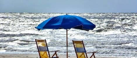 在海滩、沙滩椅、沙滩毛巾