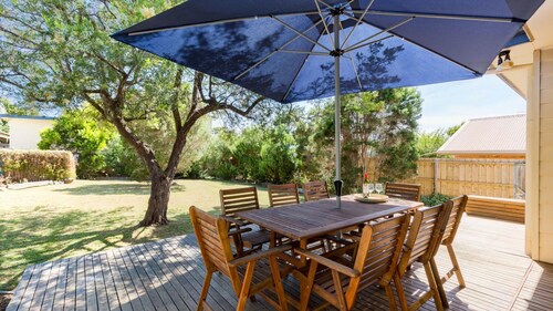 Huge Backyard, Pets, WiFi, Linen, Fireplace, Beach 350m