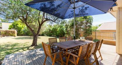 Huge Backyard, Pets, WiFi, Linen, Fireplace, Beach 350m