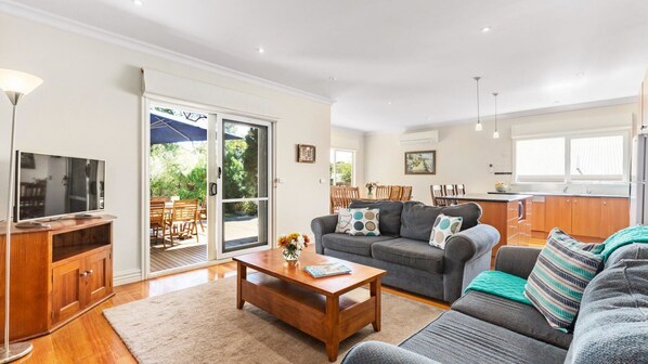 Flat-screen TV, fireplace, DVD player, books