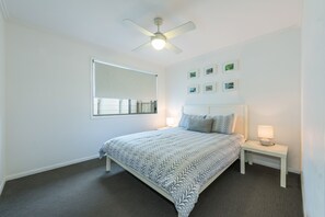 3 bedrooms, desk, iron/ironing board, travel crib - SANDS BEACH HOUSE B  - beachside/wifi/enclosed garden/outdoor shower (Mount Coolum)