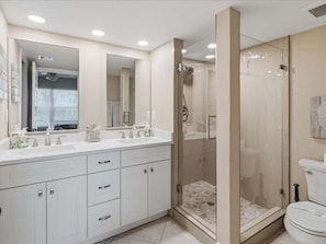 Bathtub, hair dryer, towels - 3BR Marco Island condo with pool, WiFi, and full kitchen (Marco Island)