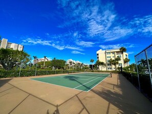 Sports court - Fabalous Walk to the Beach Condo (Marco Island)