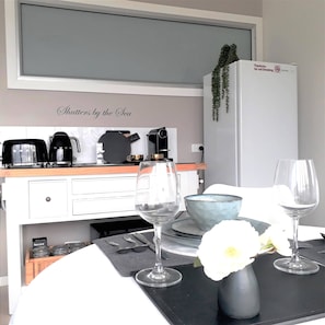 KĂŒhlschrank, Mikrowelle, Wasserkocher mit Kaffee-/Teezubehör