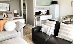 Smart TV, Netflix, streaming services - Shutters by the Sea - Oceanfront Studio & Coastal Views (kiama)