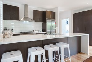 Geladeira, micro-ondas, fogão, cooktop