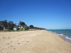 Perto da praia, espreguiçadeiras, toalhas de praia 
