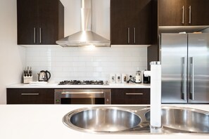 Geladeira, micro-ondas, fogão, cooktop