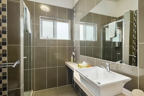Douche, sĂšche-cheveux, serviettes fournies, savon