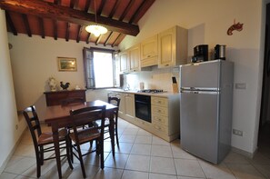 The fully equipped kitchen in Fiorancino apartment at La Scuola di Furio 