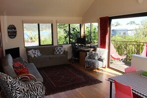 TV, DVD player, ping pong, books - Shelly Beach Studio sea views over Putiki Bay (Shelly Beach (Putaki Bay))