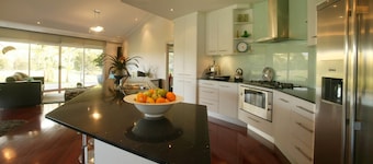 World Famous Rotating house, Riverfront on 40acre, pet friendly, sleeps up to 14