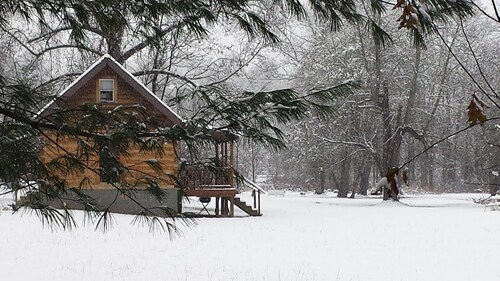 Glory Days Riverfront 1800s log cabin near Gem mines