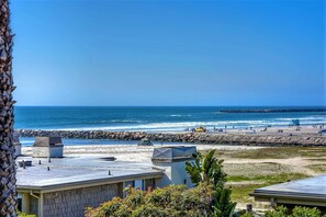 على الشاطئ، كراسي للتشمس، مناشف للشاطئ