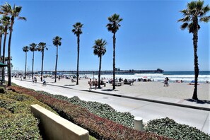 Plage, chaises longues, serviettes de plage