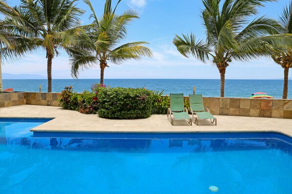 室外游泳池，恒温泳池