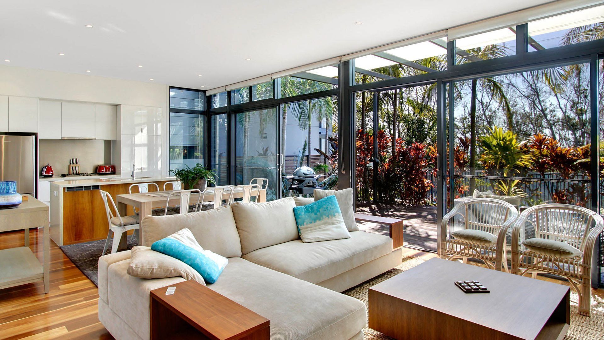 Fernseher, DVD-Player, Stereoanlage