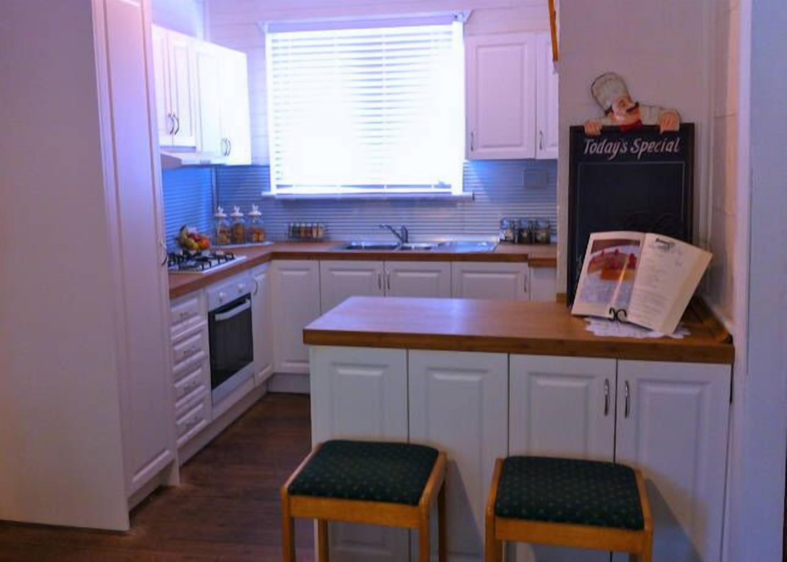 GUMLEAF COTTAGE FARMSTAY - Free daily Animal feeding - close to Perth! — image 16