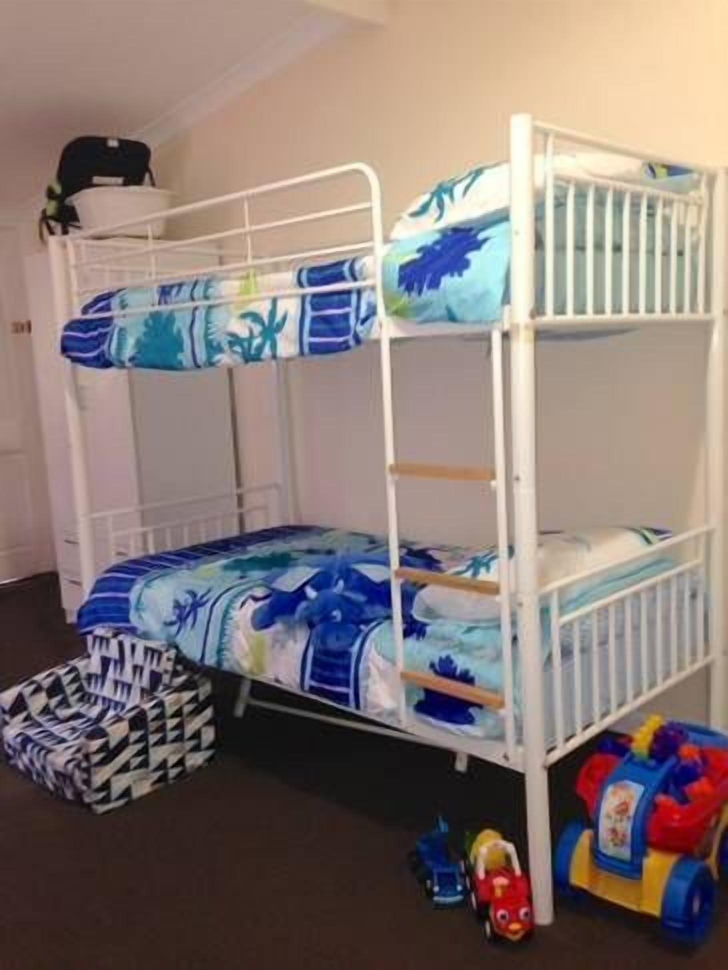 GUMLEAF COTTAGE FARMSTAY - Free daily Animal feeding - close to Perth! — image 5