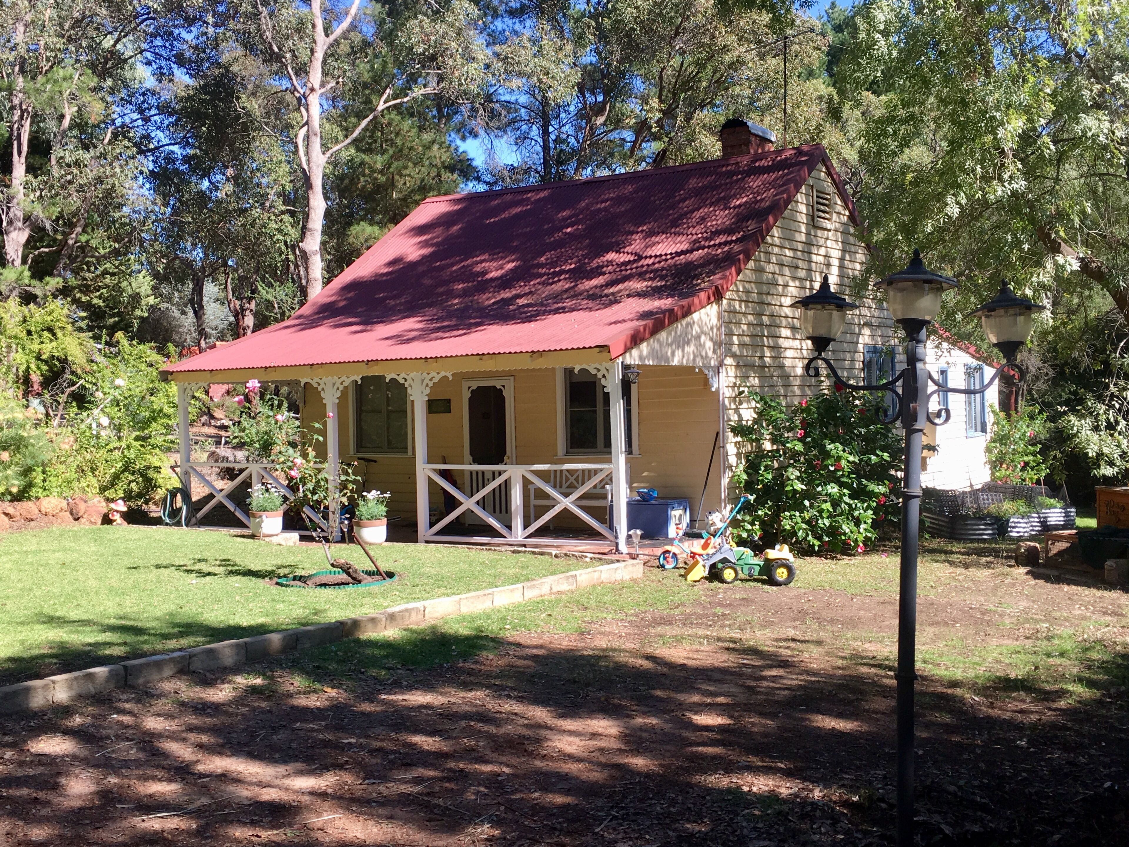 GUMLEAF COTTAGE FARMSTAY - Free daily Animal feeding - close to Perth! — image 2