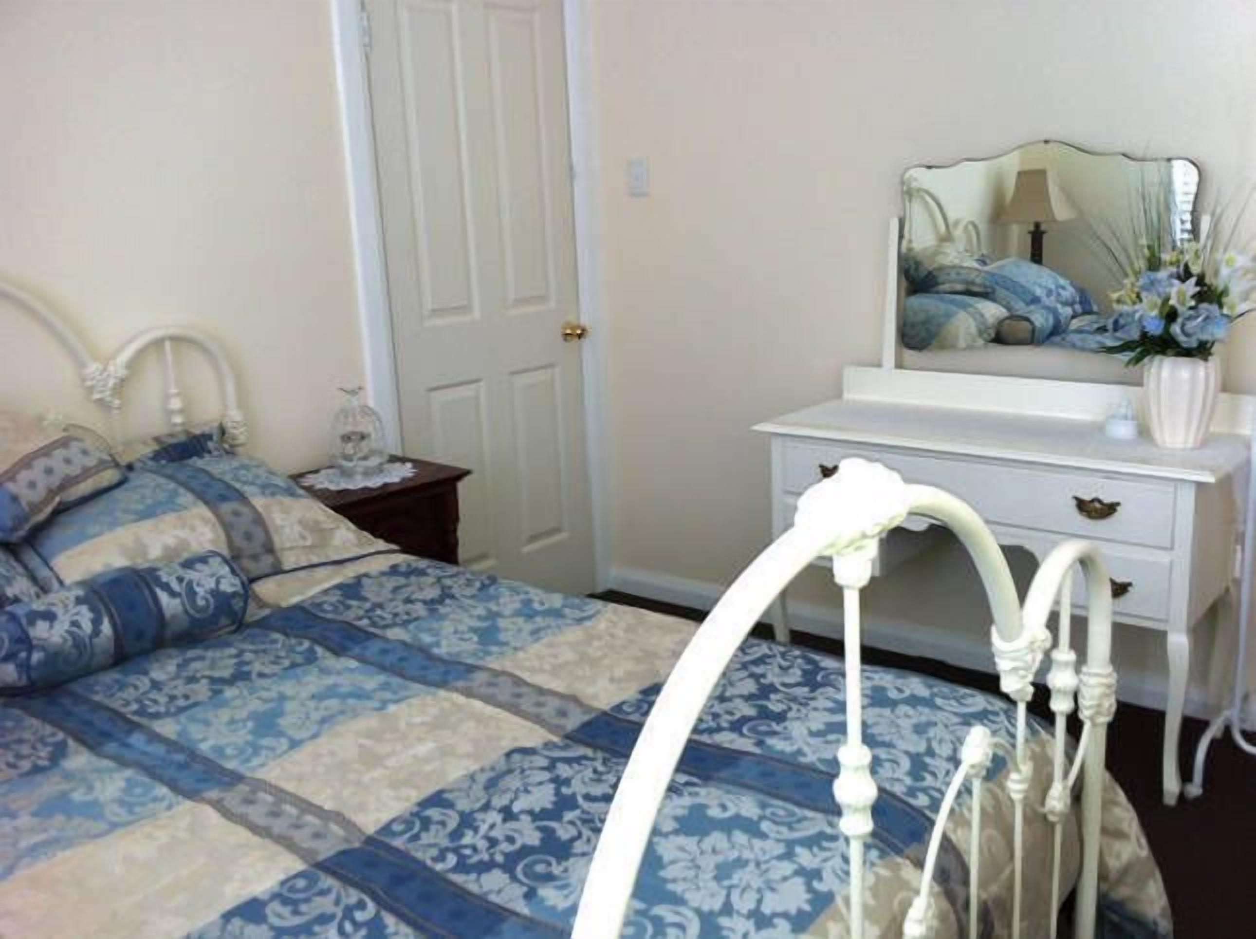 GUMLEAF COTTAGE FARMSTAY - Free daily Animal feeding - close to Perth! — image 4