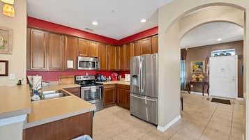 雪櫃、微波爐、爐具、洗碗機