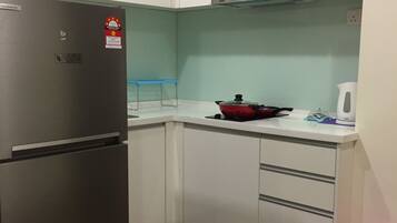 Fridge, stovetop, dishwasher