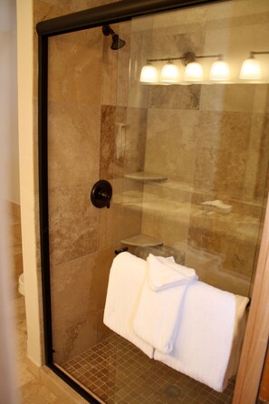 Combined shower/bathtub, jetted bath, hair dryer, towels - Woods Manor #302-A: Mountain Chic - Close to Main Street - Free Shuttle (Breckenridge)
