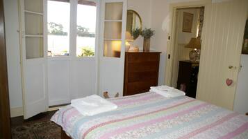 4 bedrooms, iron/ironing board, travel crib, bed sheets