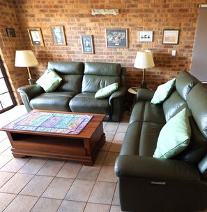 Een televisie, een open haard, een dvd-speler en tafelvoetbal