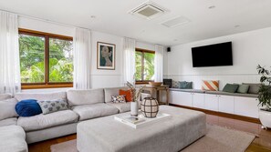 Smart TV - Byron Blisshouse - multi-home retreat with pool (Byron Bay)