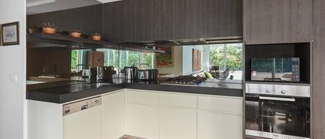 Refrigerador, microondas, horno y parrilla de estufa