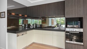 Kühlschrank, Mikrowelle, Ofen, Herdplatte