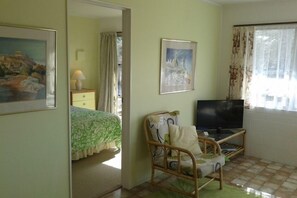 2 bedrooms, iron/ironing board, travel cot, free WiFi - Stunning harbour views, peaceful location (Wyuna Bay)