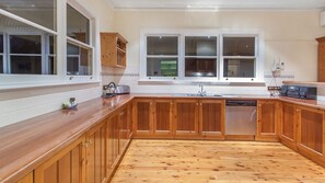 Fridge, microwave, oven, stovetop - Linen, WiFi, Family Homestead, Wood Fireplace, River, Deck (Allansford)