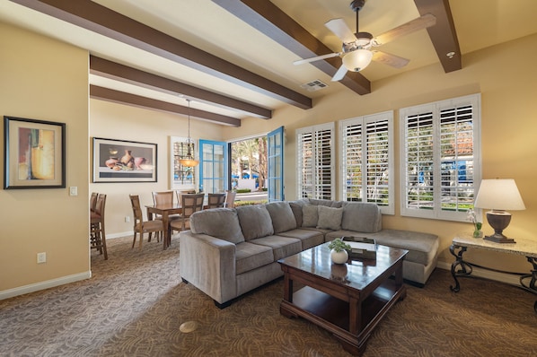 Televisión, chimenea, Netflix y Hulu 