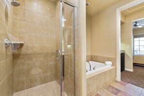 Badewanne, Haartrockner, Handtücher