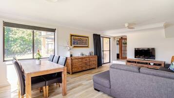 Smart TV, fireplace, DVD player, toys