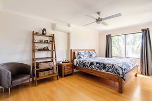 2 bedrooms, soundproofing, iron/ironing board, travel cot - Kookaburra Retreat - Berowra Heights (Berowra Heights)
