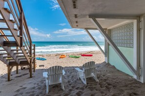 Playa privada, camastros, sombrillas y toallas de playa 