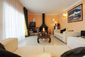 TV, fireplace, DVD player, stereo