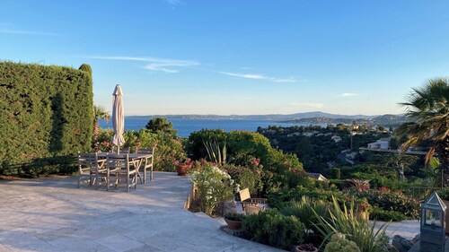 Villa 8 personnes. Vue panoramiques sur mer et collines. Piscine . Plage à pieds