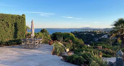 Villa 8 personnes. Vue panoramiques sur mer et collines. Piscine . Plage Ă pieds