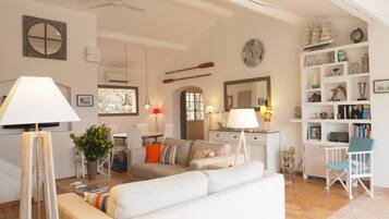 Televisie, boeken, een filmbibliotheek en een stereo